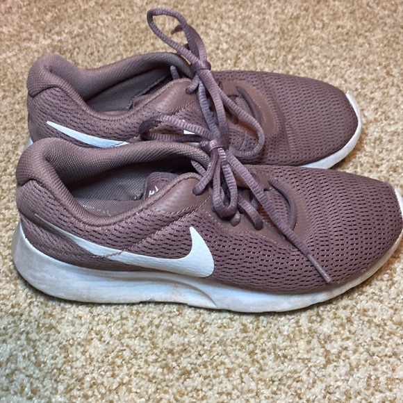 Nike Mauve purple tone Nike tennis shoe sneaker size 7 - Picture 2 of 14